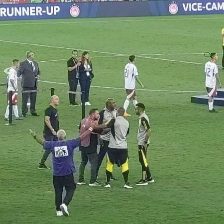 Apoiador de Dunshee usa camisa roxa de campanha no gramado do Maracanã, após título do Flamengo no sub-20