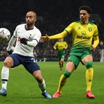 Lucas Moura, do Tottenham, e Jamal Lewis, do Norwich, em jogo de 2020 pela Copa da Inglaterra - undefined