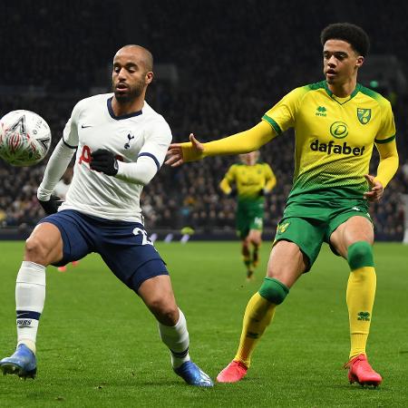 Lucas Moura, do Tottenham, e Jamal Lewis, do Norwich, em jogo de 2020 pela Copa da Inglaterra