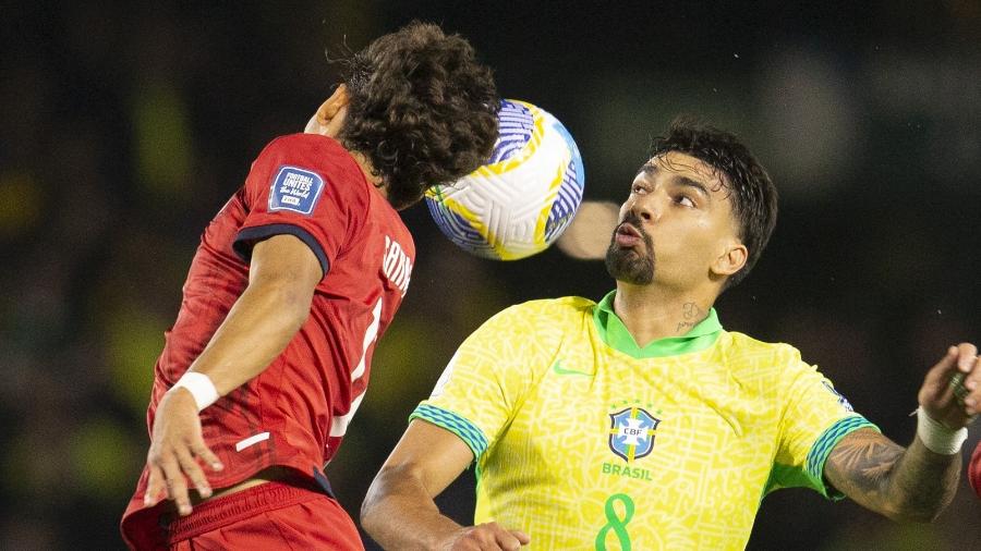 Sarmiento, do Equador, e Paquetá, do Brasil, disputam a bola em jogo das Eliminatórias