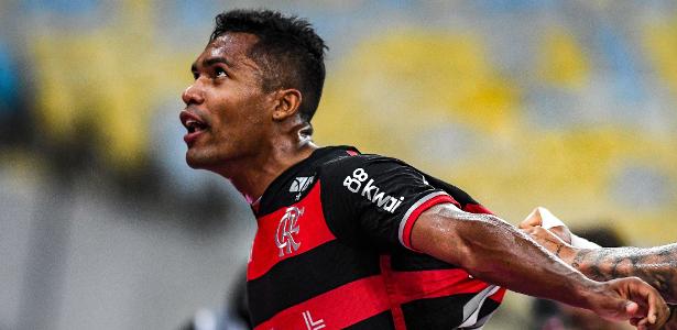 Fla com Alex Sandro na zaga e Atlético-MG sem Paulinho: escalações atualizadas.