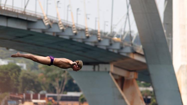 Atletas saltam da Ponte JK, em Brasília, durante Campeonato Mundial Júnior de High Diving