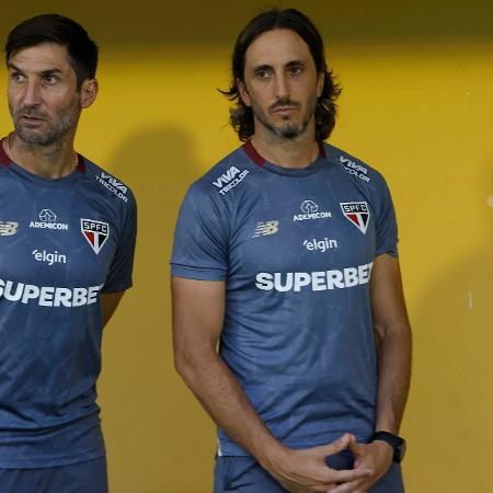 Zubeldía e o auxiliar técnico Maxi Cuberas em jogo do São Paulo Zubeldía e o auxiliar técnico Maxi Cuberas em jogo do São Paulo