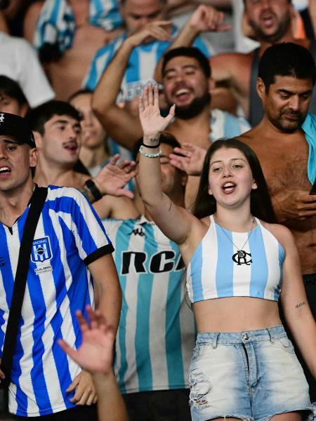 Torcida do Racing no estádio Nilton Santos, na Recopa