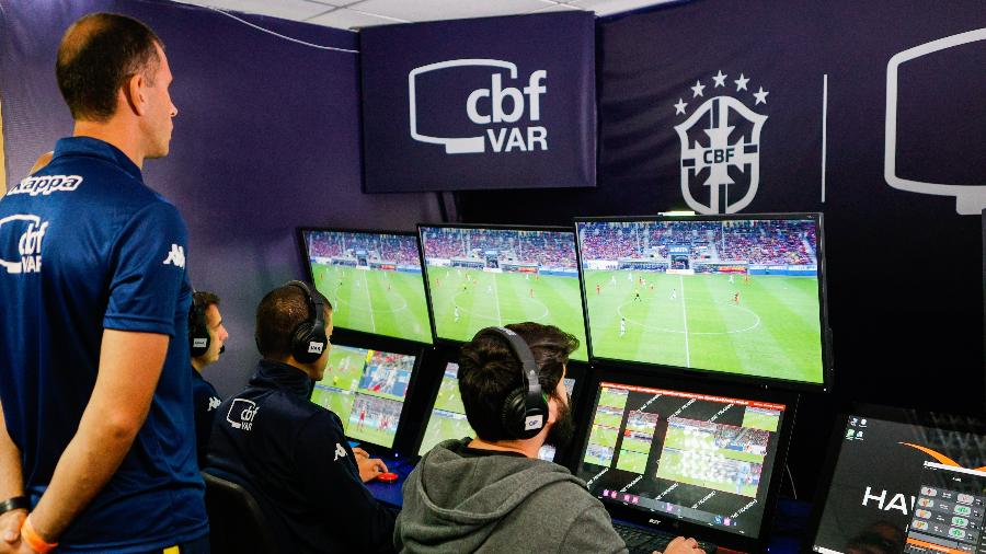 Equipe do VAR em treinamento na CBF Equipe do VAR em treinamento na CBF