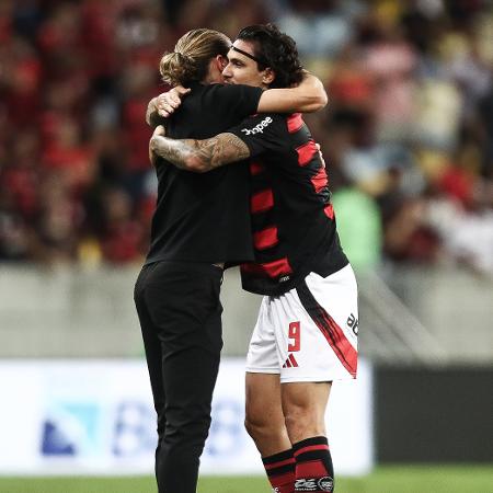 Atacante e técnico do Flamengo, respectivamente, Pedro é abraçado por Filipe Luís - Gilvan de Souza / Flamengo