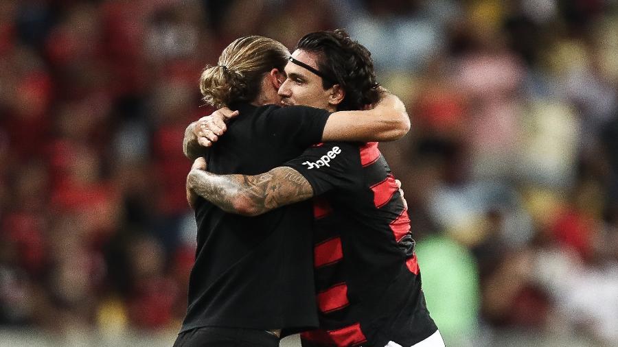 Pedro é abraçado por Filipe Luís após fazer gol pelo Flamengo sobre o Juventude