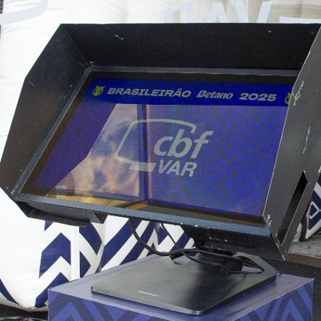 Monitor do VAR utilizado na partida entre Corinthians e Sport na Neo Química Arena pelo Campeonato Brasileiro 2025