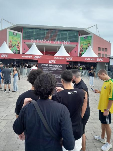 Fãs de UFC em frente ao totem que mostra os itens proibidos na edição do Rio, em 2025 Fãs de UFC em frente ao totem que mostra os itens proibidos na edição do Rio, em 2025