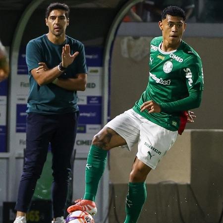Abel Ferreira dá instruções para Luis Pacheco, meio-campista de 17 anos do Palmeiras, durante clássico contra o Santos pelo Paulistão