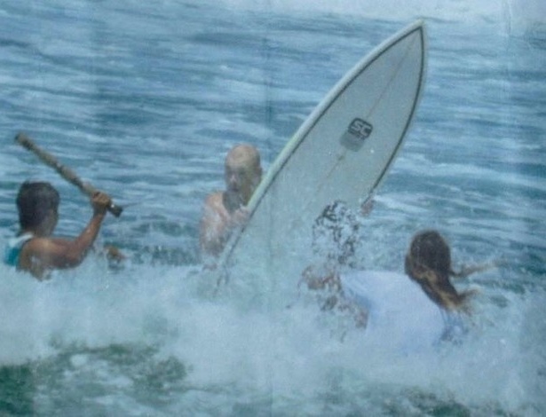 Surfista australiano Brent Symes é atacado durante competição nas Filipinas - Reprodução