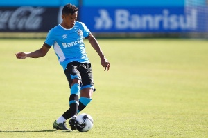 Internacional contrata lateral direito lançado por Roger no Grêmio