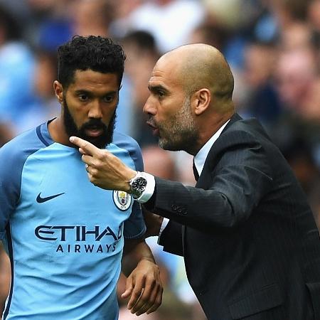 Clichy, em 2016, recebendo orientações de Guardiola no Manchester City - Stu Forster/Getty Images