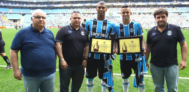 Antonio Dutra Jr (segundo da esquerda) e Guerra (direita) vivem conflito - Lucas Uebel/Grêmio