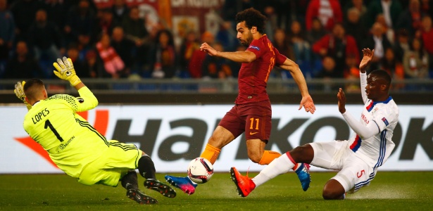Mohamed Salah, da Roma, tenta superar Anthony Lopes, do Lyon - Reuters / Tony Gentile