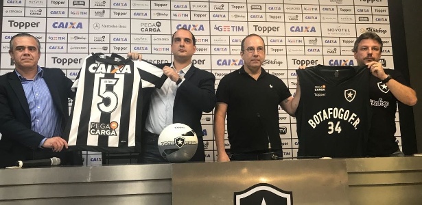 Dirigentes e executivos mostram camisa do Botafogo com novo patrocínio - Divulgação Botafogo