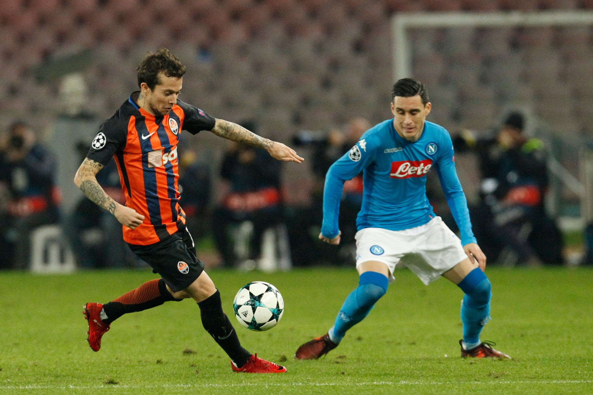 Bernard encara a marcação de Callejon na partida entre Napoli e Shakhtar Donetsk, pela Liga dos Campeões - undefined