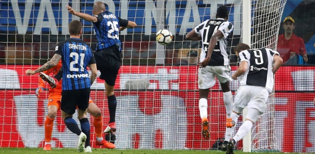 Higuain cabeceia para marcar o gol do triunfo da Juventus sobre a Inter - Stefano Rellandini/Reuters - Stefano Rellandini/Reuters