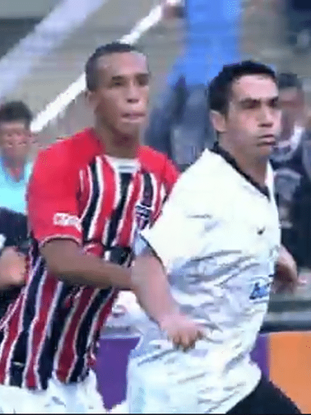 Miranda empurra Chicão em clássico entre São Paulo e Corinthians, em 2009 - Reprodução