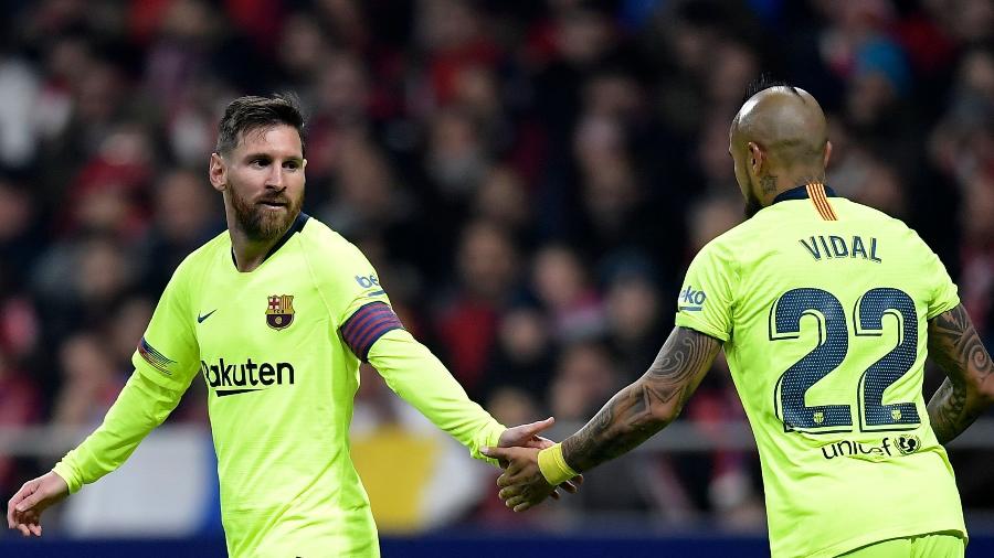 Messi e Vidal durante partida do Barcelona; time enfrentará o Napoli na Liga dos Campeões - OSCAR DEL POZO/AFP