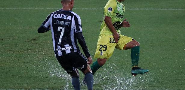 Botafogo enfrentou o Defesa y Justicia e a forte chuva nesta quarta, no Nilton Santos