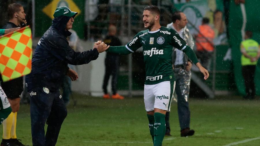 Felipão cumprimenta Zé Rafael após gol do Palmeiras sobre o Fortaleza - Marcello Zambrana/AGIF