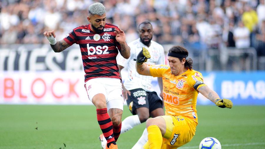 Gabigol e Cássio disputam jogada: Flamengo defende invencibilidade contra o Corinthians - Alan Morici/AGIF