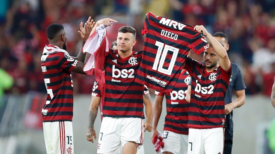 Jogadores do Flamengo homenageiam Diego após a classificação diante do Emelec - MARCELO DE JESUS/RAW IMAGE/ESTADÃO CONTEÚDO