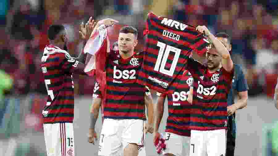 Jogadores do Flamengo homenageiam Diego apÃ³s a classificaÃ§Ã£o diante do Emelec - MARCELO DE JESUS/RAW IMAGE/ESTADÃƒO CONTEÃšDO