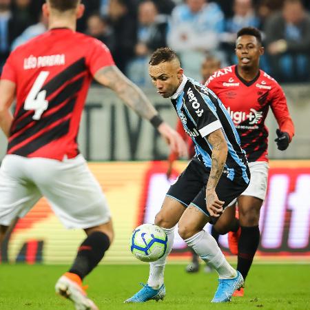 Everton Cebolinha, do Grêmio, tenta passar pela marcação do Athletico - Pedro H. Tesch/AGIF - Pedro H. Tesch/AGIF