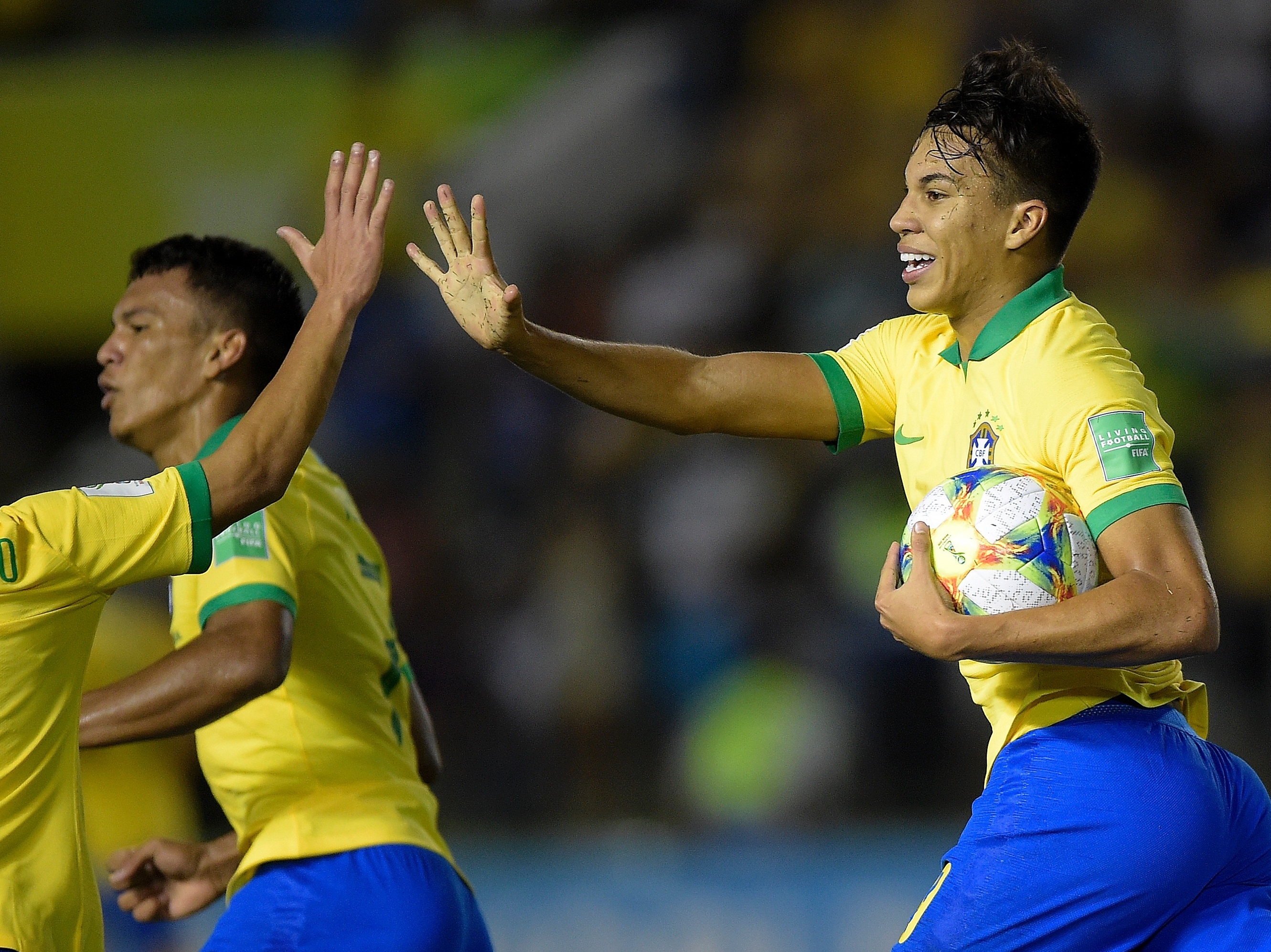 Com gols no fim, Brasil bate o México e conquista Copa do Mundo Sub-17