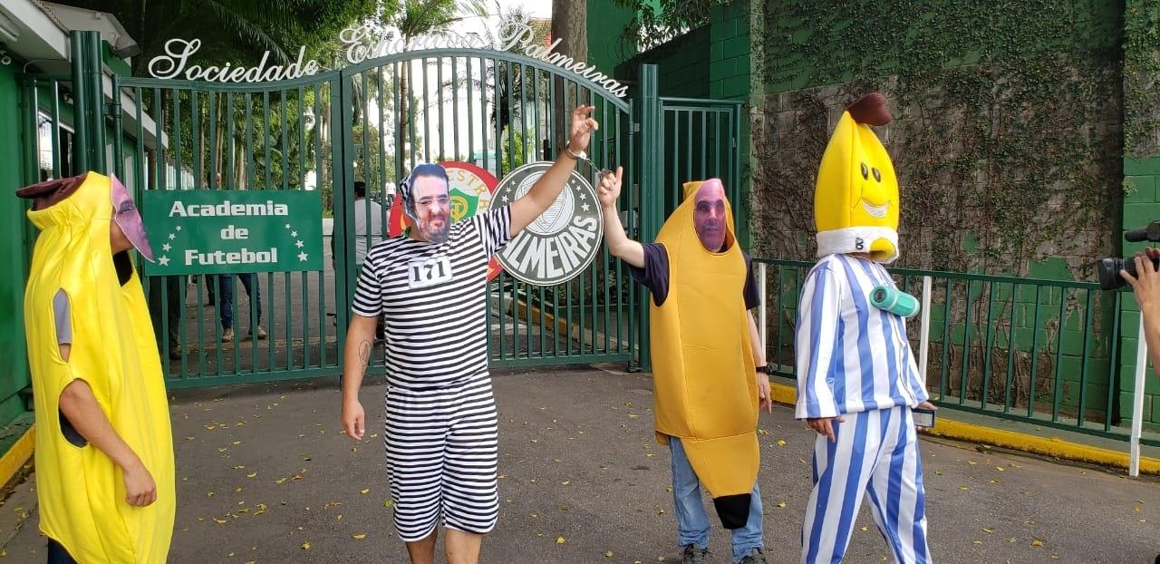 Torcedores picham muro e ironizam protesto da organizada vestida de Bananas de pijama: “Isto é que vocês chamam de protesto?”