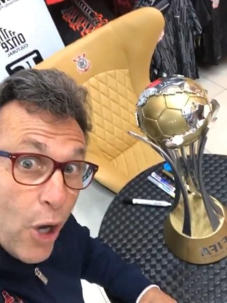 Neto posa ao lado da taça do Mundial de Clubes - Reprodução / Instagram