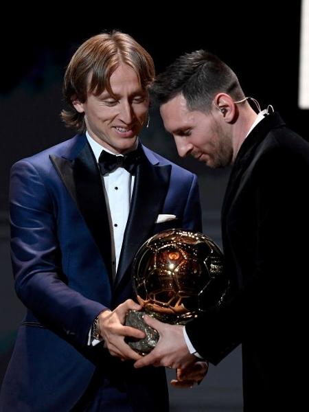 Luka Modric passa a Bola de Ouro para Lionel Messi - Kristy Sparow/Getty Images