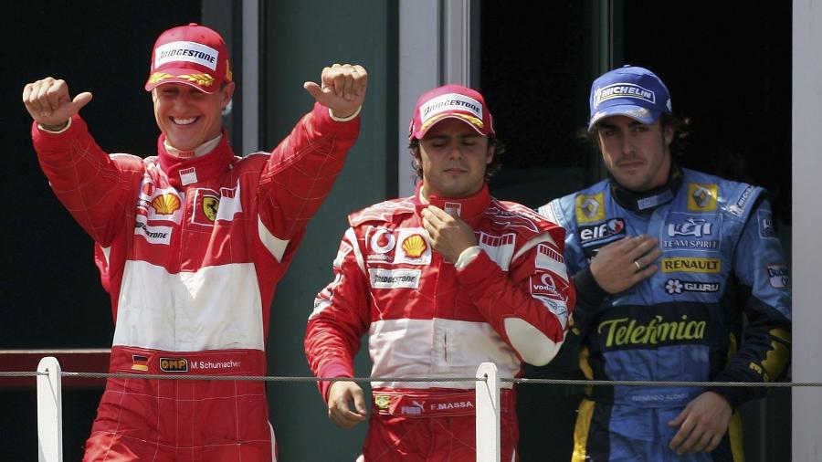Schumacher e Alonso se envolveram em um polêmico episódio em 2006, detalhado pelo brasileiro Felipe Massa - Lars Baron/Bongarts/Getty Images