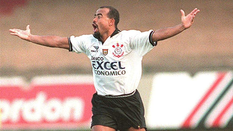 Mirandinha, do Corinthians, comemora gol sobre o Palmeiras em jogo do Brasileiro de 1997 - Moacyr Lopes Junior/Folha Imagem