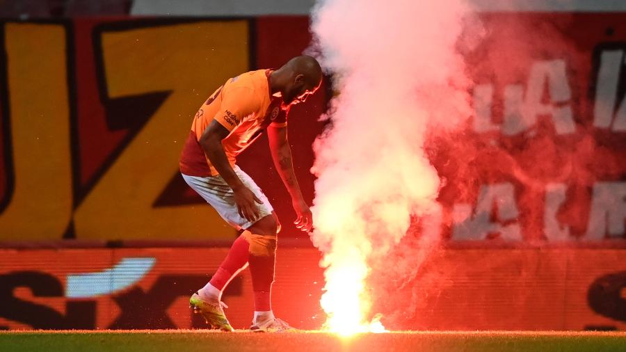 Brasileiro Marcão, do Galatasaray, pega sinalizador atirado em campo durante clássico contra o Fenerbahce - Ozan KOSE / AFP