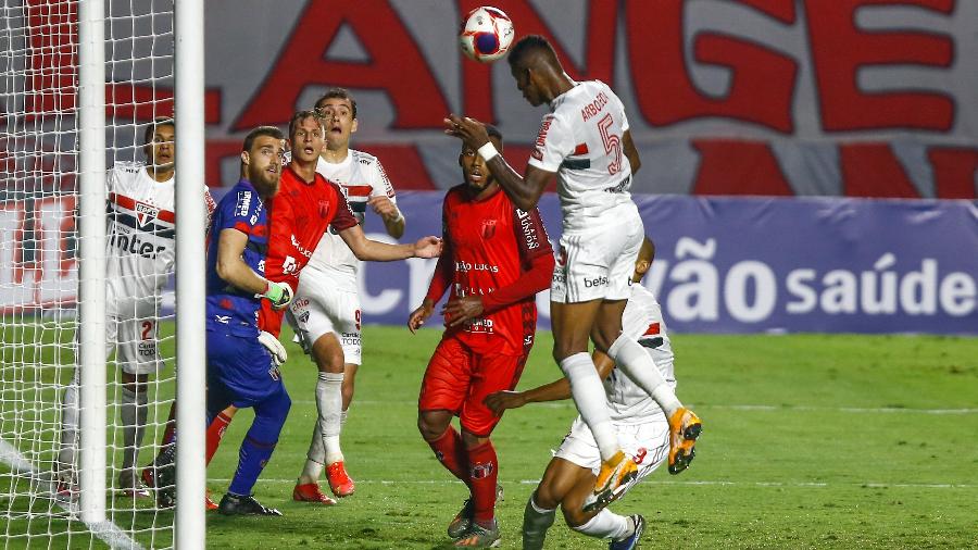 Arboleda anota o gol do São Paulo contra o Botafogo-SP, na estreia do Campeonato Paulista - Marcello Zambrana/AGIF