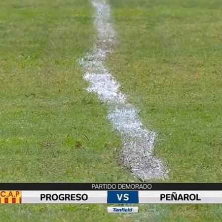 Linhas tortas no gramado antes do jogo entre Peñarol e Progreso - Reprodução/Tenfield