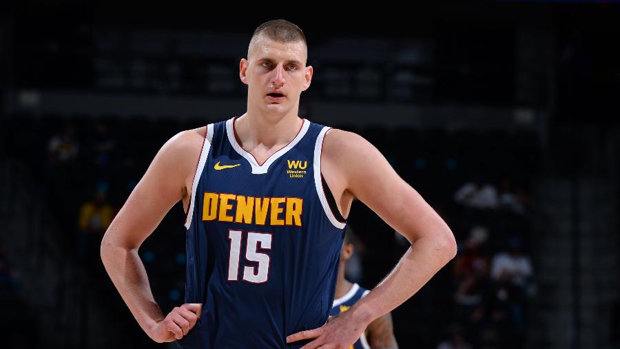 Nikola Jokic em ação em jogo do Denver Nuggets na temporada 2020-21 da NBA - Bart Young/NBAE via Getty Images