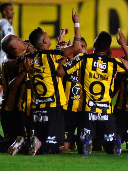 Jogadores do Strongest comemoram gol contra o Santos em La Paz - EFE/Javier Mamani POOL