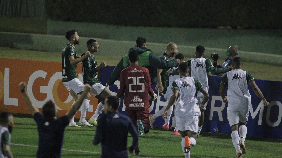 Régis comemora gol do Guarani contra a Ponte Preta pela Série B - LEANDRO FERREIRA/FOTOARENA/ESTADÃO CONTEÚDO