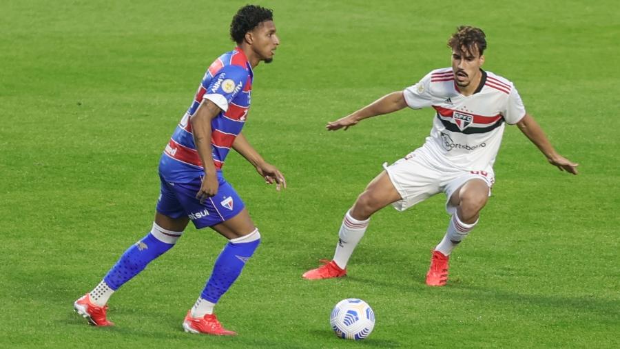 Igor Gomes, do São Paulo, e Ederson, do Fortaleza, durante partida no Morumbi, pelo Brasileiro 2021 - Marcello Zambrana/AGIF