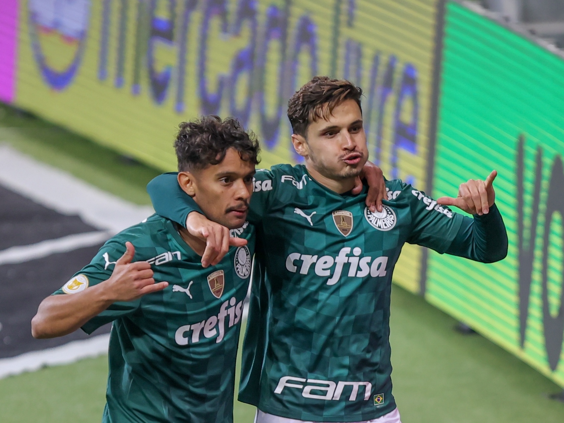 Foto de Bola De Futebol No Gol No Fundo De Tela Verde Chave De