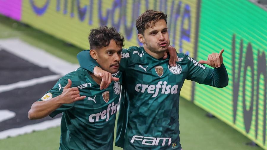 Gustavo Scarpa e Raphael Veiga comemoram gol do Palmeiras contra o Fluminense pelo Brasileirão - Marcello Zambrana/AGIF