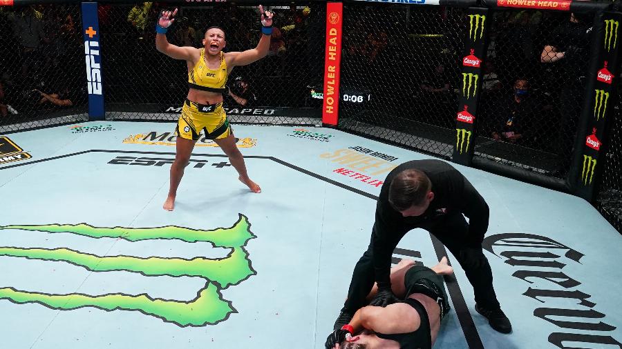 Josiane Nunes comemora vitória sobre a sueca Bea Malecki em Las Vegas - Chris Unger/Zuffa LLC