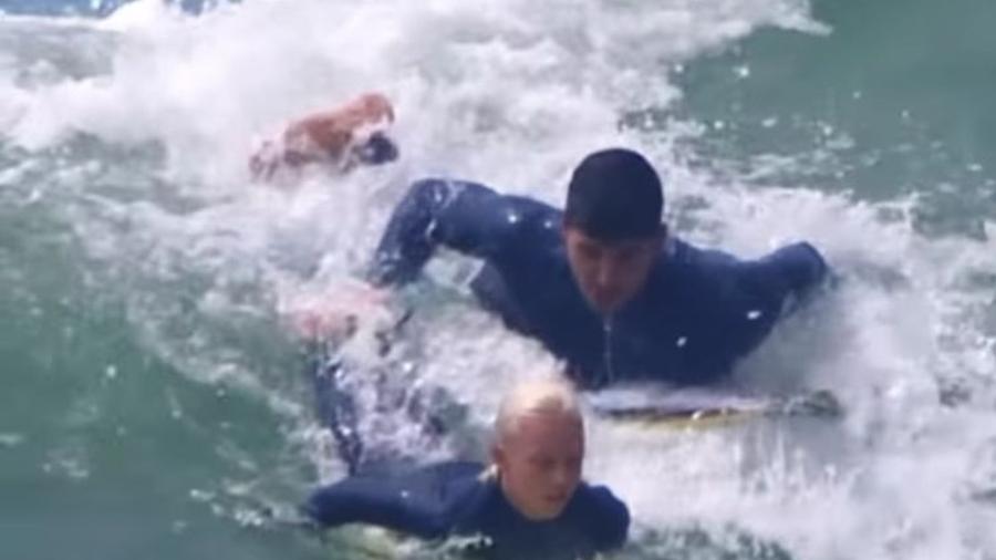 Medina dá "mãozinha" e ajuda garoto a surfar em Trestles; veja - Instagram