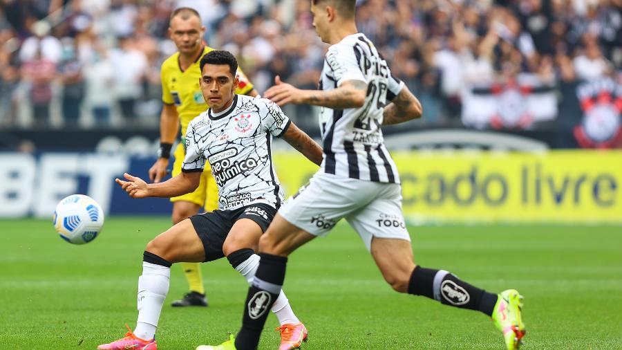 Du Queiroz jogador do Corinthians disputa lance com jogador do Santos durante partida do campeonato Brasileiro A 2021.  - Marcello Zambrana/AGIF