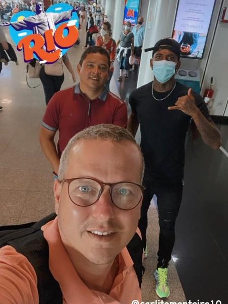 Atacante Raniel, de preto e máscara, postou foto em seu Instagram embarcando para o Rio de Janeiro - Reprodução / Instagram