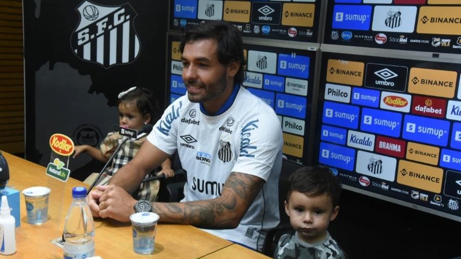 Ricardo Goulart é apresentado no Santos ao lado dos filhos, os gêmeos Bella e Rael - Divulgação, Santos